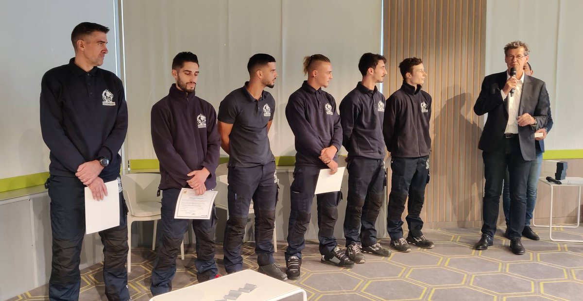 CSDEMENAGEMENT's tweet image. Remise des diplômes aux compagnons déménageurs, projet innovant lancé par la CSD et soutenu par OPCO Mobilité, l'AFTRAL, L'AFT et FMD.
Félicitations aux fiers diplômés ! Deux prochaines sessions des Devoirs du Compagnon Déménageur sont d'ores-et-déjà programmées. 👏