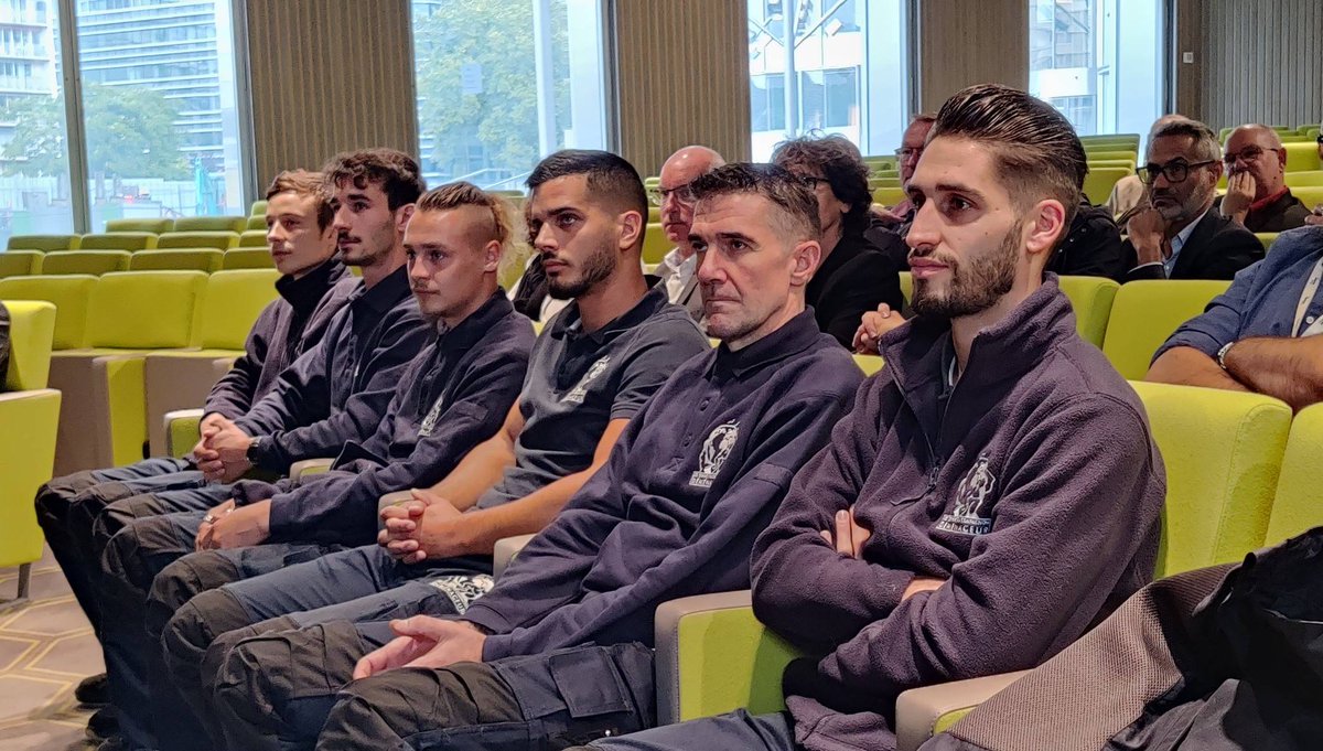 CSDEMENAGEMENT's tweet image. Remise des diplômes aux compagnons déménageurs, projet innovant lancé par la CSD et soutenu par OPCO Mobilité, l'AFTRAL, L'AFT et FMD.
Félicitations aux fiers diplômés ! Deux prochaines sessions des Devoirs du Compagnon Déménageur sont d'ores-et-déjà programmées. 👏