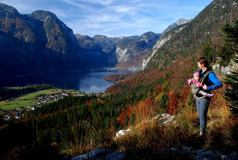VisitHallstatt's tweet photo. Es riecht nach Tannennadeln, Moos, Waldboden. Goldenes Licht bahnt sich den Weg durch die Baumwipfel. Zeit für eine Pause! Und der Weg? Der wartet auch später noch auf dich. Beim #Herbst im #Salzkammergut - Schau mal rein: https://t.co/nzys1yG2FZ #VisitHallstatt #Hallstatt https://t.co/VwlDRKxcbS