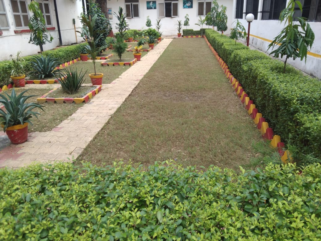 DRM_Agra's tweet photo. स्वच्छता पखवाड़े के अंतर्गत स्वच्छ परिसर  (रेल आवास) का कार्यक्रम मंडल की सभी आवासीय कॉलोनी, रिटायरिंग रूम, रेस्ट हाउस, रनिंग रूम इत्यादि पर विशेष स्वच्छता अभियान चलाया गया। #swachchhta
#SwachhtaPakhwada https://t.co/KLQtOAlOZQ