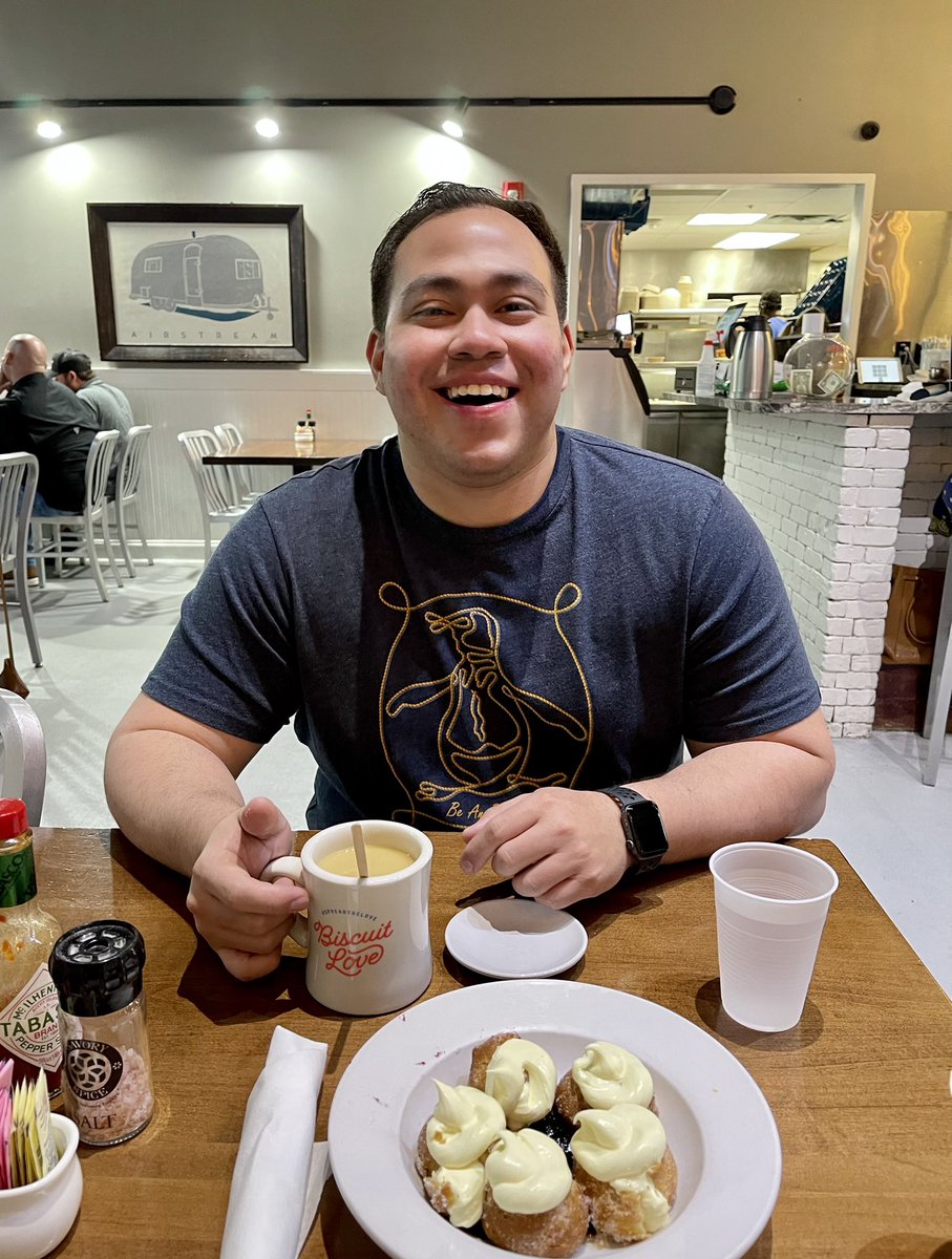 tmguillory's tweet photo. The pictures I take of Robo vs the pictures he takes of me https://t.co/rGi7Y9vot9