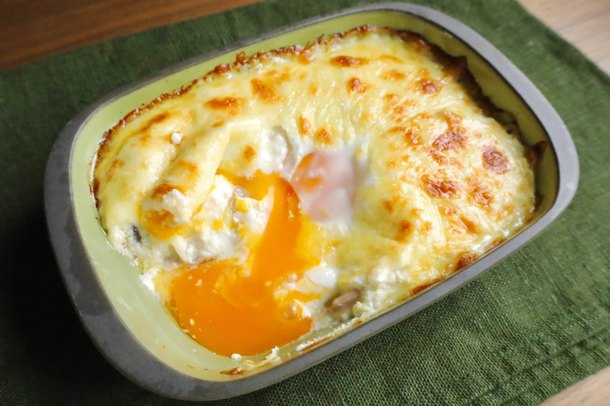 豆腐を感じない！？卵を絡めて食べると美味しすぎる『豆腐グラタン』レシピ