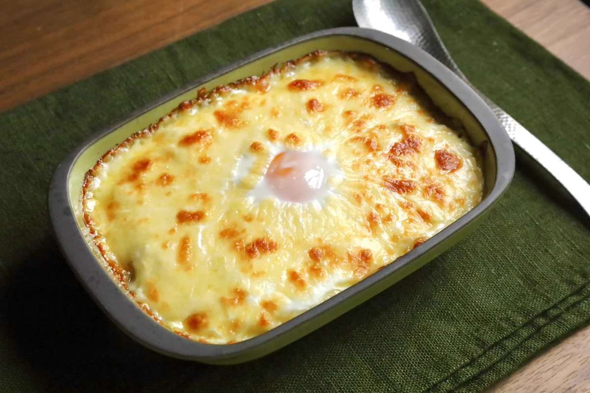 豆腐を感じない！？卵を絡めて食べると美味しすぎる『豆腐グラタン』レシピ