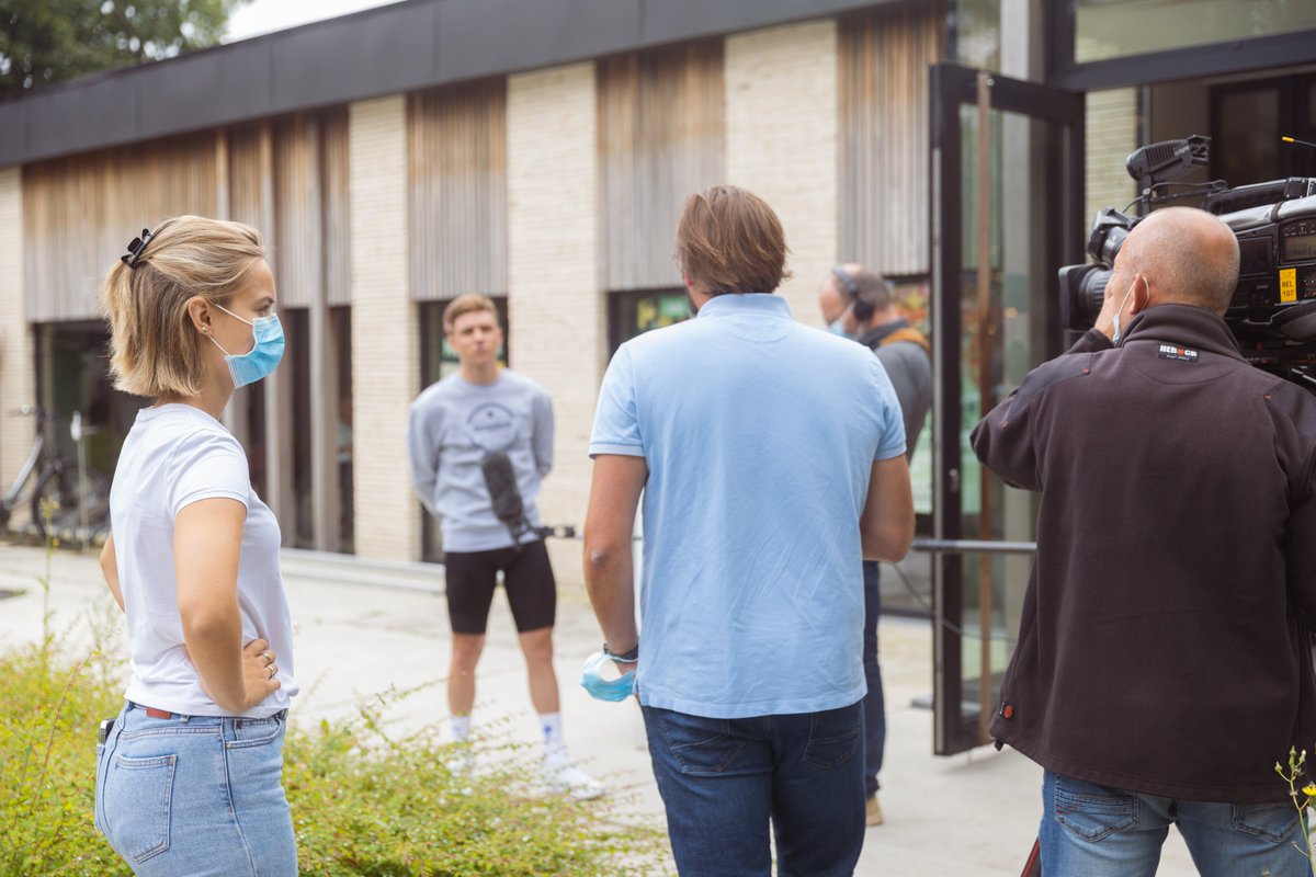Wavemakers_eu's tweet image. During the shoot &amp;amp; press conference @pizzahutbelgium
 with @evenepoelRemco as new ambassador, we already had a gut feeling he would become top of the bill. What.A.Guy. He definitely knows how to Make.Things.Move! 🤩

Congrats worldchamp!👏

#remcoevenepoel #bts