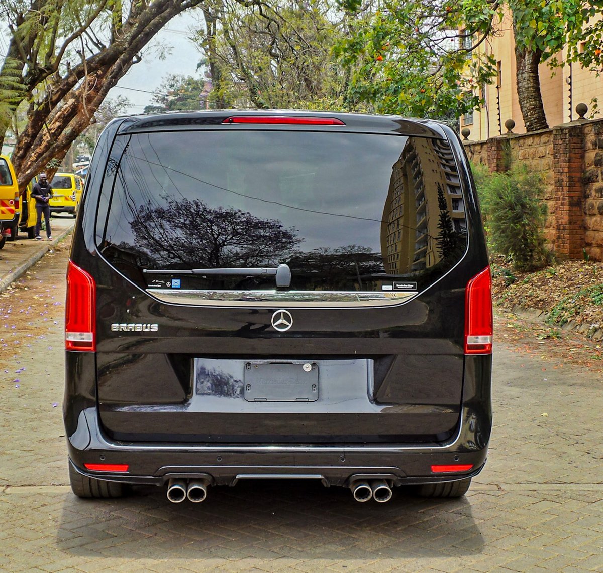 MercedesCentre's tweet photo. 2016 Mercedes Benz VIANO 
In excellent condition

Powered by 2200CC DIESEL ENGINE
7 Speed Automatic transmission
Comes with full leather upholstery black in colour 
Electrically adjustable front seats with memory
Remote trunk locking
Ambience illumination
360 degree camera https://t.co/5N0POdkc3O