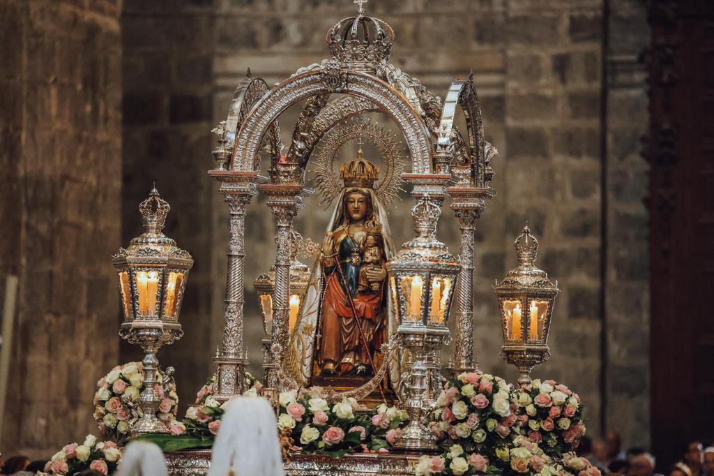 PatronaVa's tweet photo. Desde la Hermandad de Nuestra Señora de San Lorenzo, Patrona de Valladolid, felicitamos a @Chami_Rugby y a toda su afición por su recién logrado título de la Copa del Rey de Rugby #CopaRugby22 🏆
¡Felicidades, campeones! 🤍🖤🏉
#ValladolidConSuPatrona https://t.co/pyut08F5cA