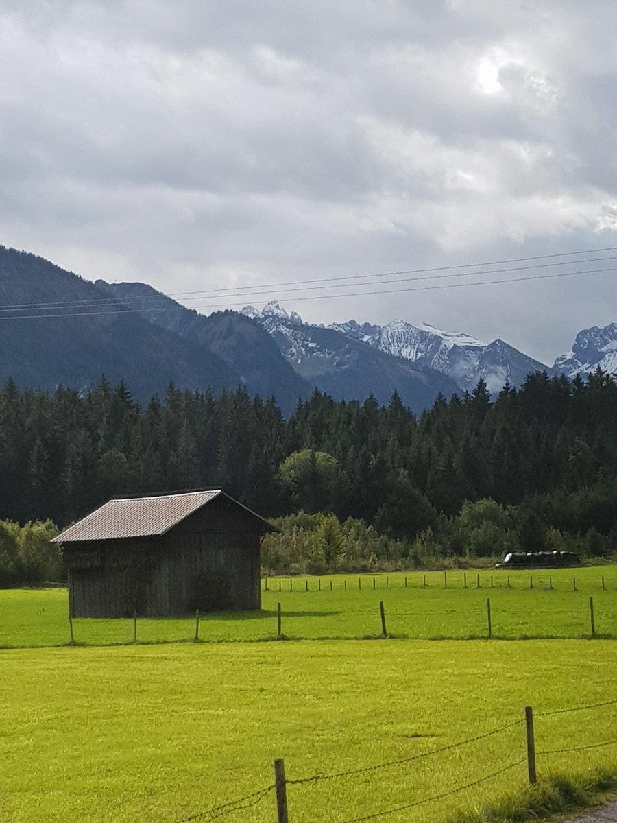 Fast schon zu idyllisch für ein Foto zu #digitaldetox. 🙂 Doch nach einem Wochenende in Oberstdorf mit dieser herrlichen Kulisse &amp; Handyauszeit, freue ich mich besonders auf meinen Online-Workshop beim <a href="/WZB_Berlin/">WZB</a> am Dienstag! 

#kluppandklupp #detox #onlineworkshop #Hacks