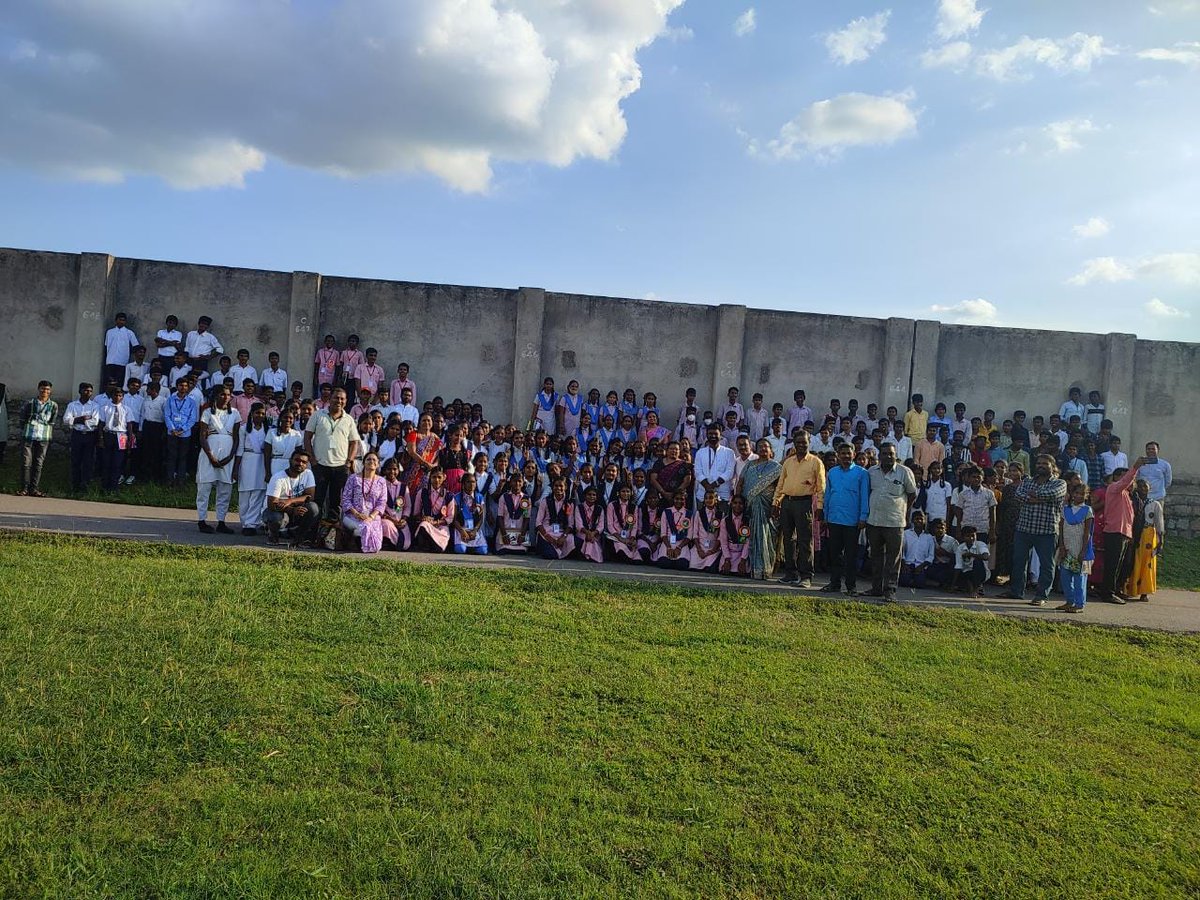 teamTGIC's tweet photo. TSIC organized 3rd Innovation Immersion program, where 200 govt. high schools students from Narayanpet visited the @Infosys Pocharam campus. 
The students witnessed various Sustainable &amp; Innovative practices being followed in the campus.

@KTRTRS @harichandanaias @DrShantaThoutam https://t.co/kKGhKQYMe1