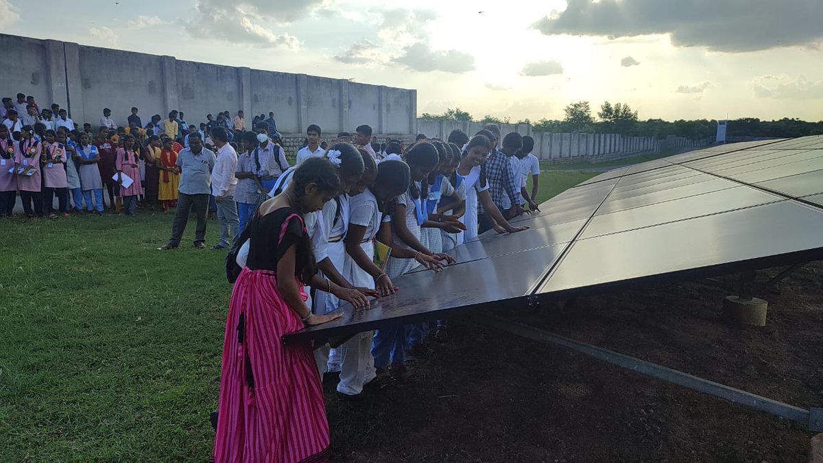 teamTGIC's tweet photo. TSIC organized 3rd Innovation Immersion program, where 200 govt. high schools students from Narayanpet visited the @Infosys Pocharam campus. 
The students witnessed various Sustainable &amp; Innovative practices being followed in the campus.

@KTRTRS @harichandanaias @DrShantaThoutam https://t.co/kKGhKQYMe1