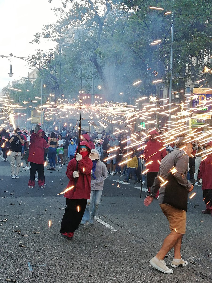 MalignesG's tweet photo. Ahir les Piules del Guinardó vam gaudir d’allò més al Correfoc de la Mercè!!!
Passeig de Gràcia ple fins la bandera de nens que van ballar amb nosaltres sota les espurnes.
#correfoc #diables #Merce2022 #Merce22 #merce #mercè https://t.co/4Tkqr9ft8G