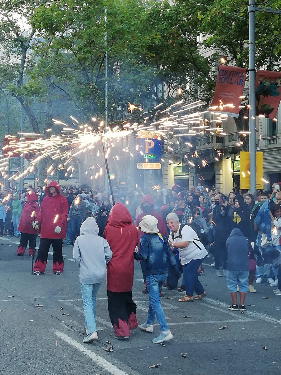MalignesG's tweet photo. Ahir les Piules del Guinardó vam gaudir d’allò més al Correfoc de la Mercè!!!
Passeig de Gràcia ple fins la bandera de nens que van ballar amb nosaltres sota les espurnes.
#correfoc #diables #Merce2022 #Merce22 #merce #mercè https://t.co/4Tkqr9ft8G