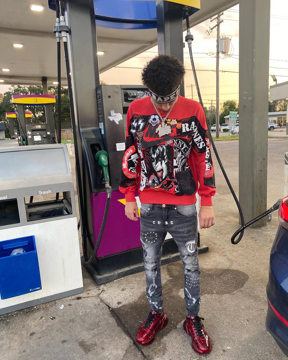burton_sheldon's tweet photo. While they dry hating I’m steady running it up 🤡❤️‍🔥 https://t.co/wEFxyTjrnw