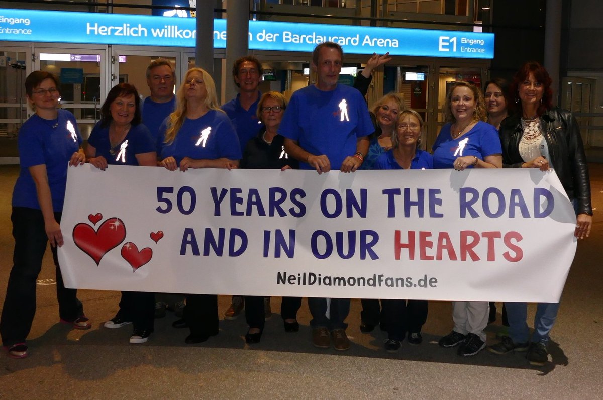 NDiamondFansDE's tweet photo. Five years ago, Neil performed for the very last time ever in Germany: #Hamburg #BarclaycardArena, Sep26, 2017. #NeilDiamondFans welcomed #NDRRT appropriately... #NeilDiamondlive #NeilDiamondWorldTour2017 #NeilDiamondForever Who was there? Me, for sure💎 https://t.co/XxxvEH0MXl