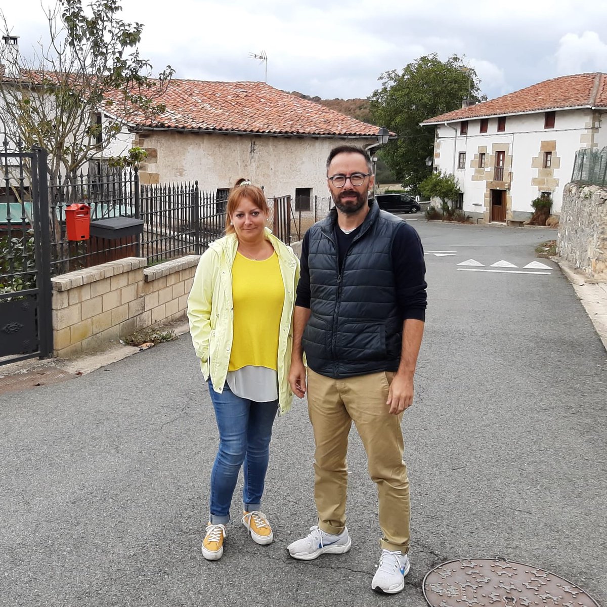 GrupoPPAlava's tweet photo. Hoy, @AnaSalazarPP y @BorjaMB_ , han ido a la visita
de la Comisión de #MedioAmbiente y #Urbanismo
📍A la zona de #Urrunaga y #Goiain
👉Para comprobar "in situ" la difícil situación que están viviendo los #vecinos de la zona
😷Conviven con malos olores, ruidos y #contaminación https://t.co/zIXBrJWqpO