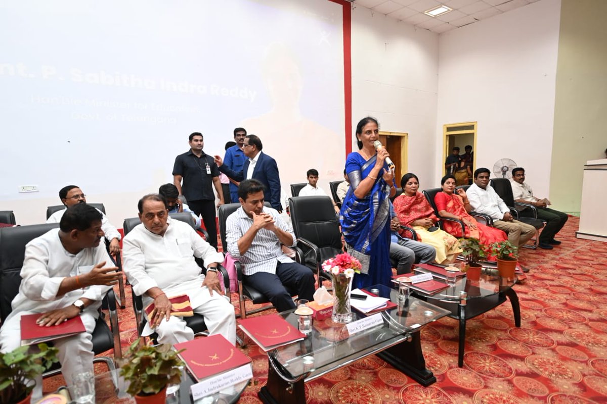 Minister @KTRTRS addressed the students of @RGUKT_Basara today. He visited the University campus along with his Cabinet colleagues @SabithaIndraTRS, @IKReddyAllola, and @VSrinivasGoud.