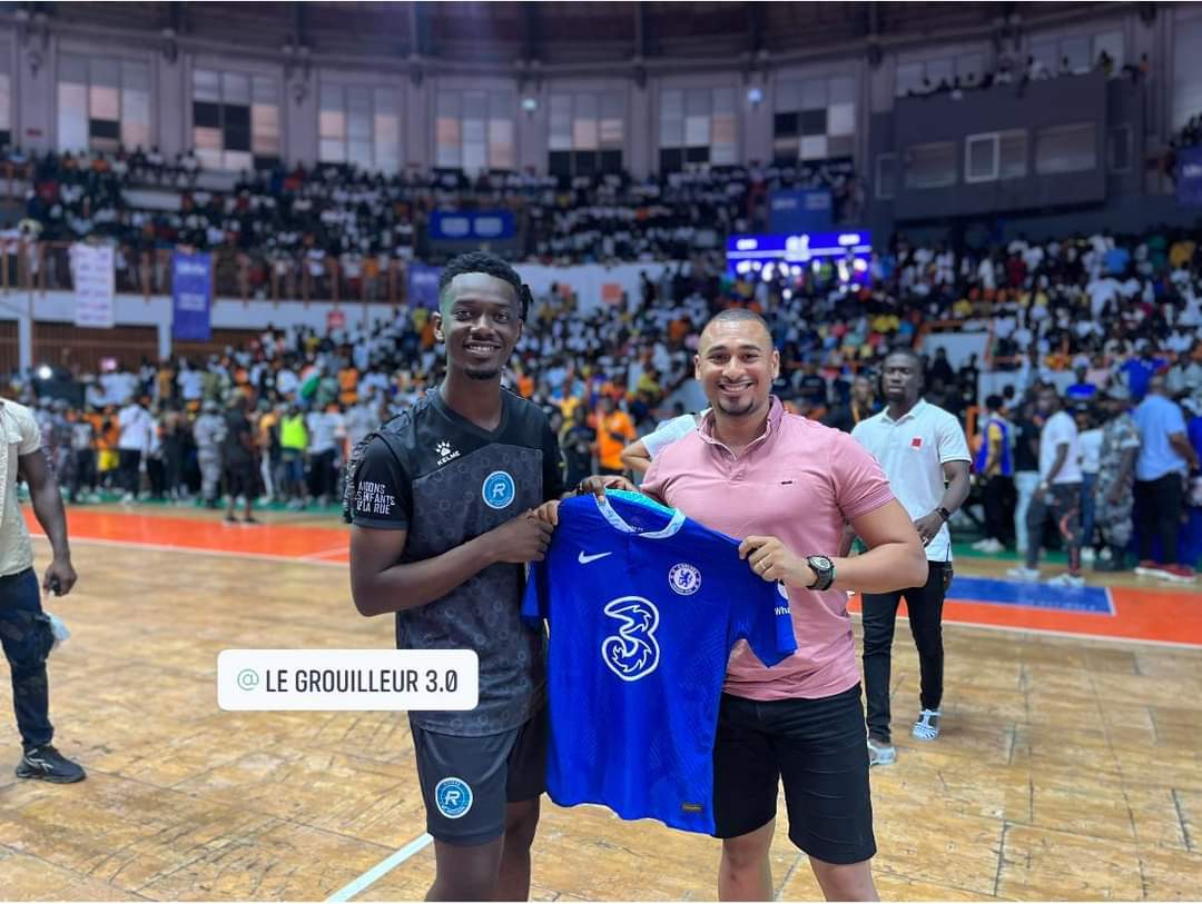 EbenezerKoe's tweet photo. #Finale Cam Tchin-tchin du talentueux @jeffery13_ lorsque le Président du fan club @ChelseaFC en Côte d'Ivoire offre un maillot à Morrison . @didierdrogba un fan club de ton équipe existe à Abidjan 🤩
#Chelsea #maracana #petitspoteaux https://t.co/3nCs4mMHkn