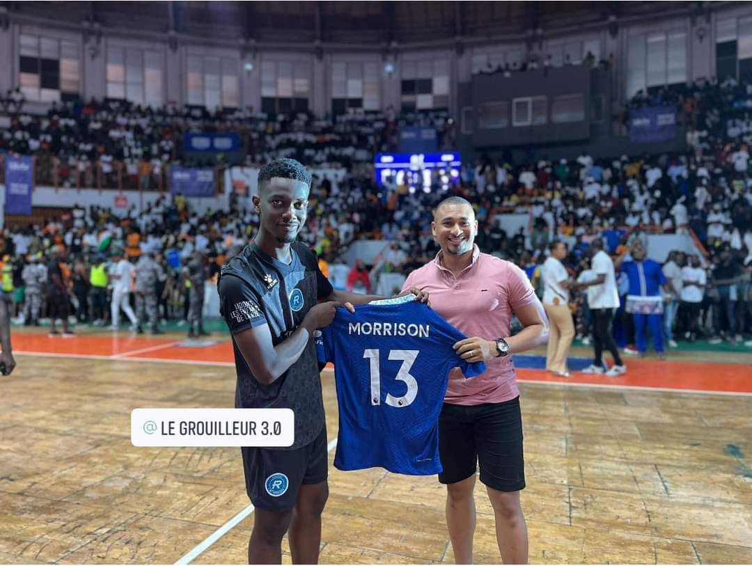 EbenezerKoe's tweet photo. #Finale Cam Tchin-tchin du talentueux @jeffery13_ lorsque le Président du fan club @ChelseaFC en Côte d'Ivoire offre un maillot à Morrison . @didierdrogba un fan club de ton équipe existe à Abidjan 🤩
#Chelsea #maracana #petitspoteaux https://t.co/3nCs4mMHkn