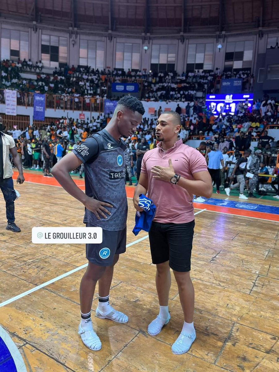 EbenezerKoe's tweet photo. #Finale Cam Tchin-tchin du talentueux @jeffery13_ lorsque le Président du fan club @ChelseaFC en Côte d'Ivoire offre un maillot à Morrison . @didierdrogba un fan club de ton équipe existe à Abidjan 🤩
#Chelsea #maracana #petitspoteaux https://t.co/3nCs4mMHkn