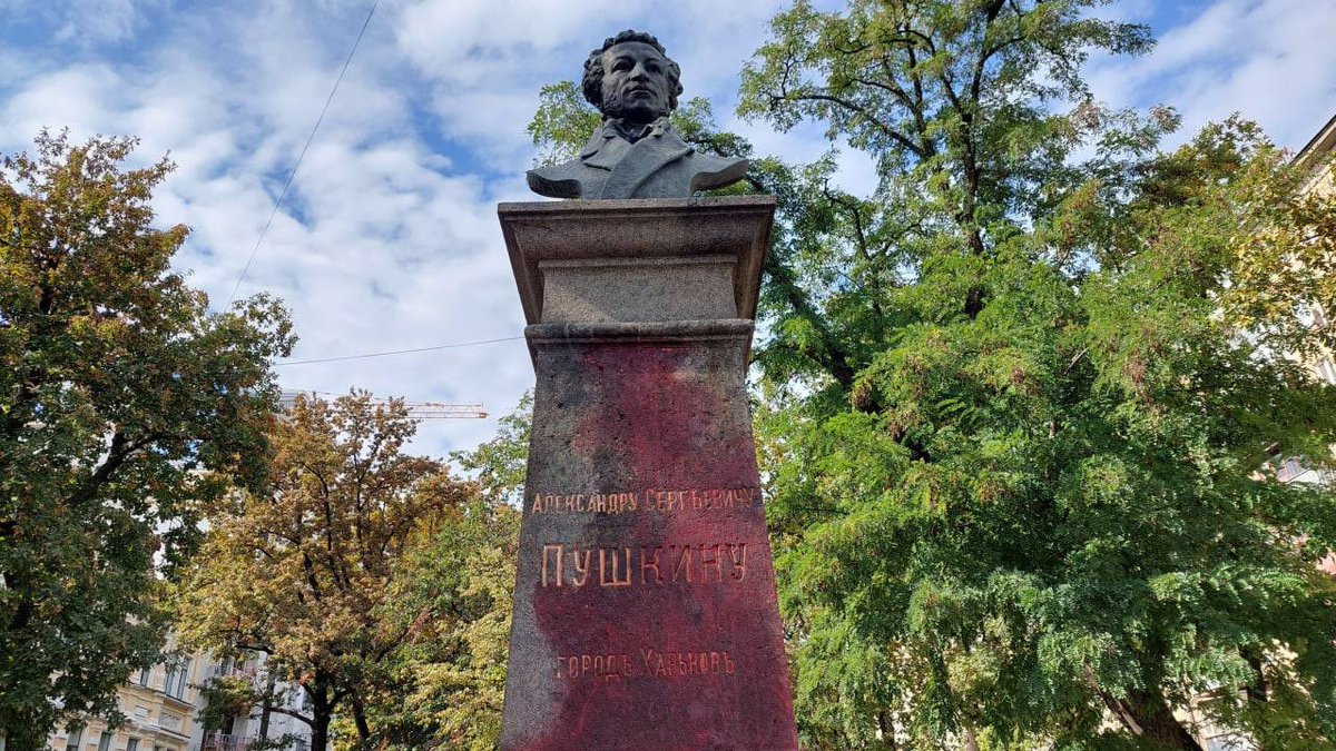 Памятник Пушкину Харьков облили краской