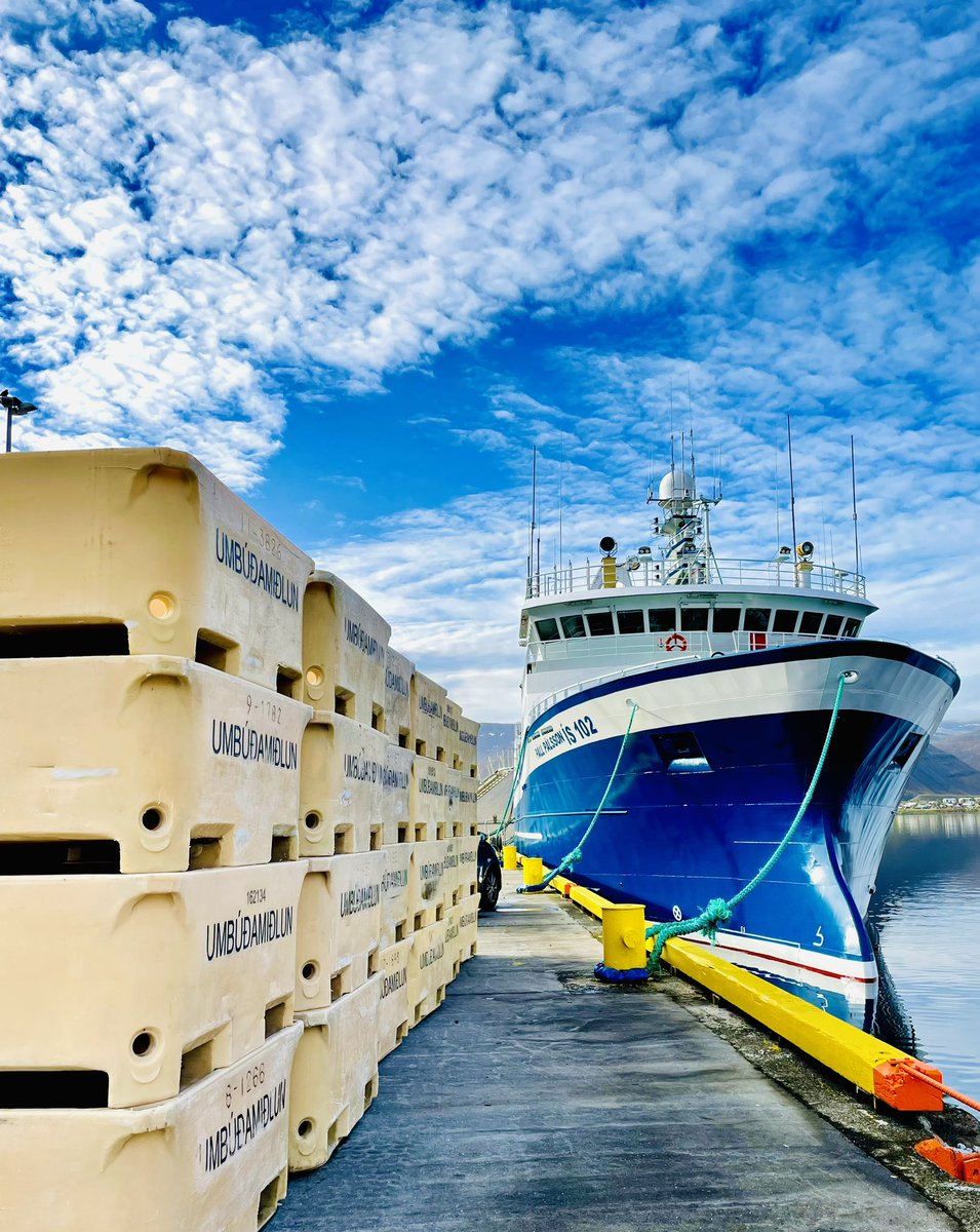 Visited Hraðfrystihúsið Gunnvör and Háafell in Hnífsdal and heard about their innovations in #aquaculture, the fabulous #fish they send to the #UK and the steps they are taking to reduce emissions from their #fishing vessels. @gautigeirs #Westfjords