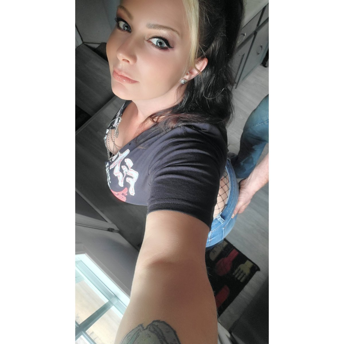 IvoryRosePinup1's tweet photo. When you're trying to take a cute selfie but he loves the booty. 
@ivoryrosepinup 
#models #marriedlife #cute #follow
#makeup https://t.co/4w2X5Cv339