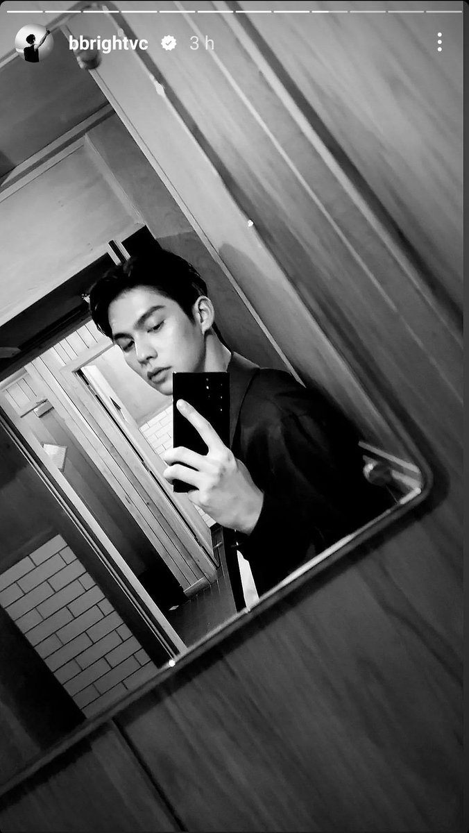 catbbrightvc's tweet photo. WHY SO HANDSOME NA KHA KHUN BRIGHT #BurberrySS23xBright https://t.co/1Ct4FYNkCC