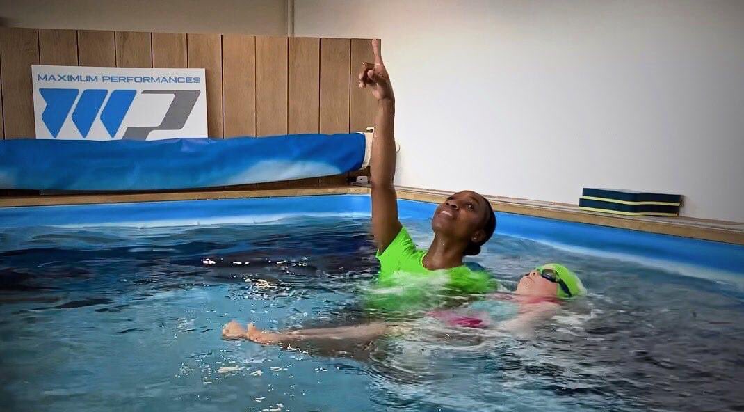 MPAcademy_SWIM's tweet photo. Look up! Making sure swimmers look up when on their backs helps raise their feet when floating and swimming. #swim #learntoswim #lookup #backstroke #swimming #float #littleswimmer #mpacademy #chlorine #iver #richingspark https://t.co/6QxVwaSgaH