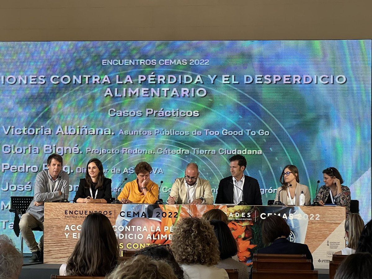 TCiudadana_UPV's tweet photo. 🍅Compartiendo experiencias contra el #DesperdicioAlimentario con distintos #ActoresSociales:
Victoria Albiñana - @TooGoodToGo_ES
Gloria Bigné - #REDONA de la @TCiudadana_UPV
Pedro Reig - #ASUCOVA
José Carbonell - @COIAL
Maria González - @EnraizaDerechos
Tatiana Pina - @UV_EG https://t.co/mLcn7rtjDw