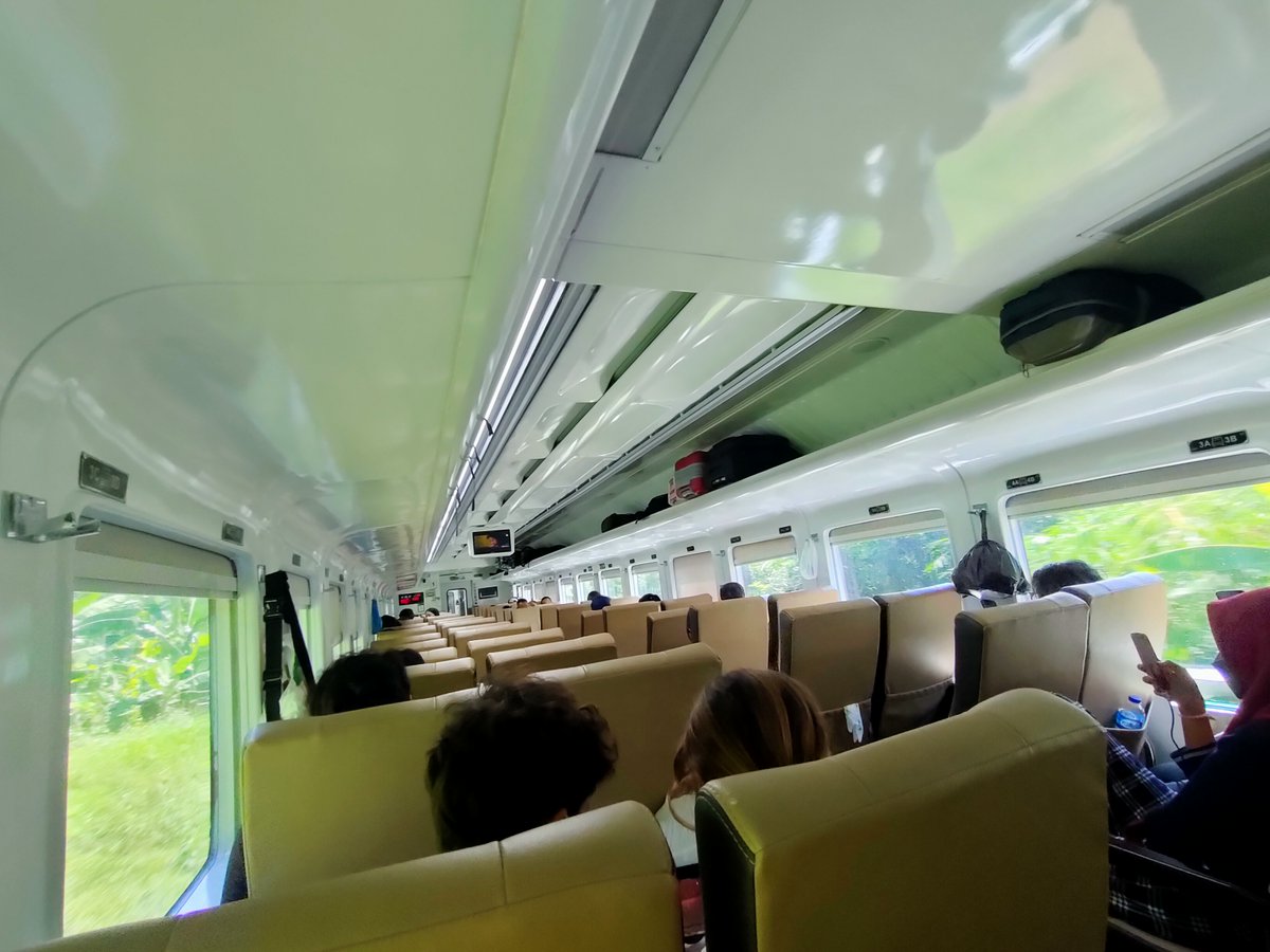 Lenny_diary's tweet photo. 28rb Naik Kereta JKT-BDG!

Yang ini enak &amp; murah. Masih pake KA lokal Walahar Cikarang - Purwakarta. Tapi dari Purwakarta ke Bandung nebeng KA Ciremai seharga 20rb. Harga tiket murah ini hanya bisa dibeli 2 jam sebelum berangkat aja. Ini cara "cheat" nya.

https://t.co/5oSY3qAeP6 https://t.co/Q6w3HdZ7Od