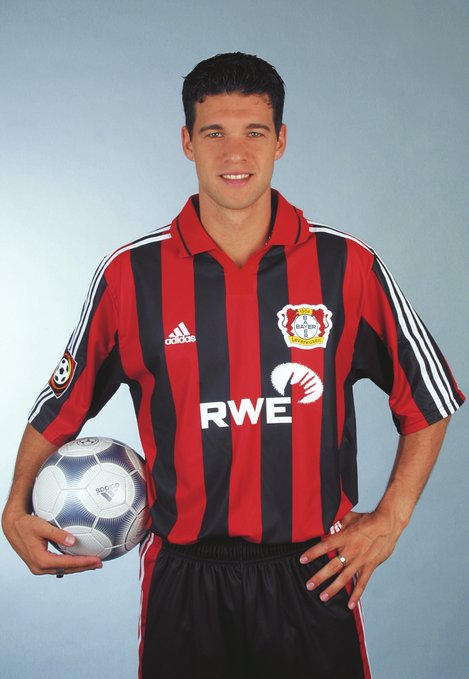 bayer04_en's tweet image. 4️⃣6️⃣ 🎂 - #HappyBirthday, Michael 
@Ballack! 🎉🎊🖤❤️

#Bayer04 | #Werkself