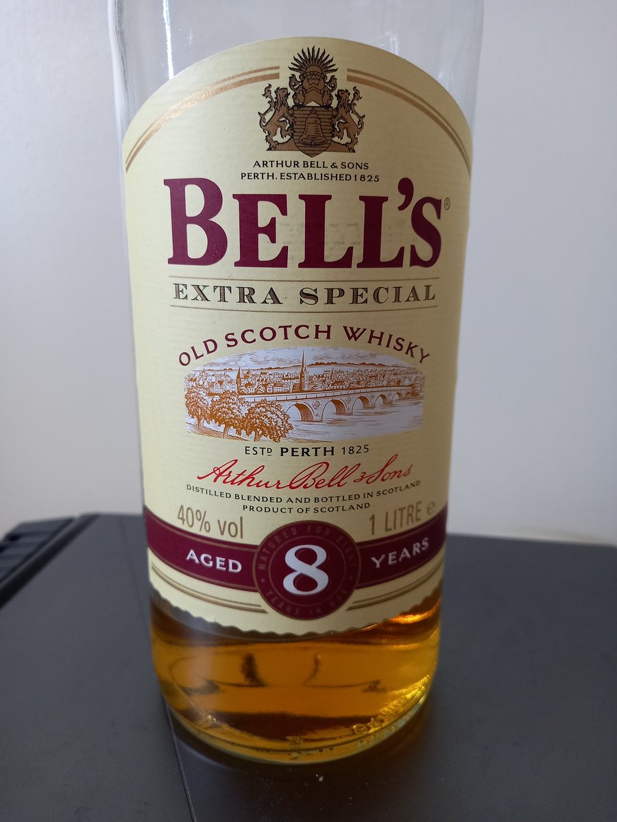 WhiskyLock's tweet image. Another old (from 10-15yrs ago?) Bell's Blend acquired for cheap at auction. No review as it follows a similar theme to the 1980s Bell's NAS I reviewed. It does seem like the quality and especially the maturity of bottom shelf whisky used to be MUCH higher 😕 #WhiskyReview
