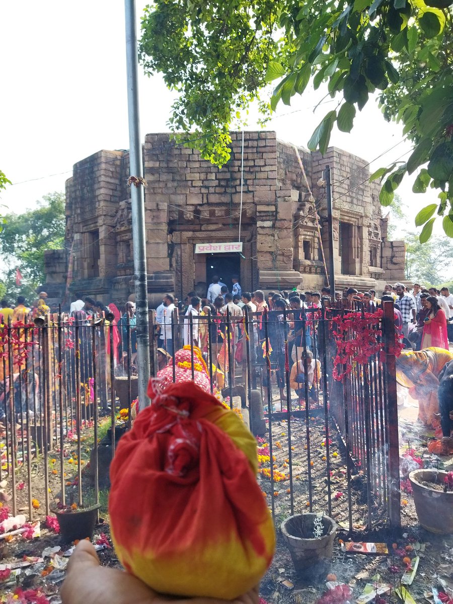 jyotipatel1510's tweet photo. May goodness durga's blessings be always upon everyone....happy navratri🙏
#maamundeshwaritemple
#Kaimur
#firstdaynavratri 🙏
#Prashad 🌸 https://t.co/vJOvN7IZro