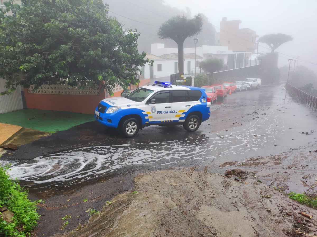 CECOPALSC's tweet photo. Colaboración con @carreterasTF y @PoliciaLocalSC en la zona de #Chamorga @MedioNaturalTF tratando de mantener abierta la vía. #Anaga https://t.co/Y8SLRjOtpq
