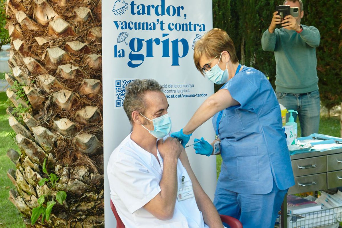 Avui ha començat la campanya de la segona dosi de record contra la COVID i contra la grip dirigida a les persones que viuen a les residències i les majors de 80 anys. La presentació s’ha fet a la Residència Feixa Llarga de l’Hospitalet de Llobregat
