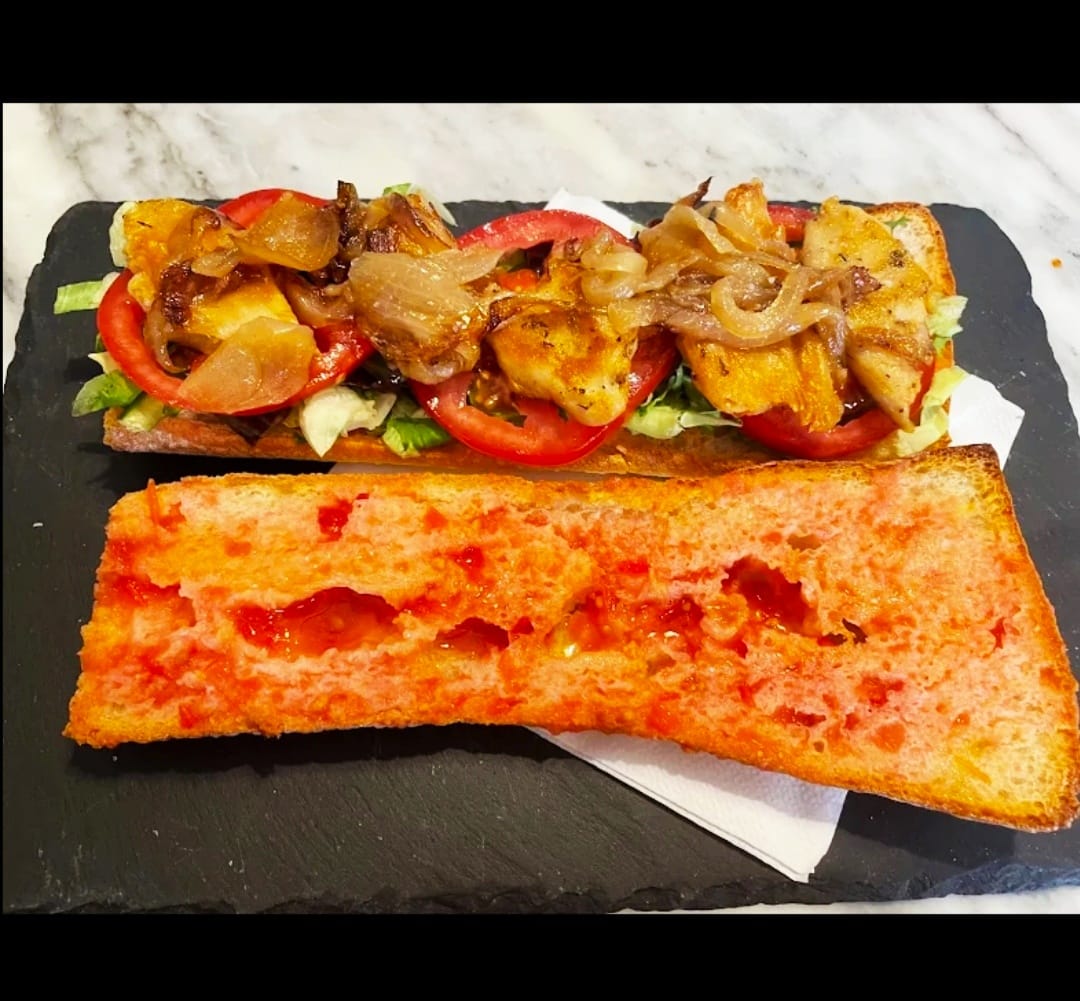 ComercBDN's tweet photo. Arranquem una nova setmana a #comercbdn de #Badalona, i avui mencionarem a🥪NERUCA🍕dedicat a la restauració🍽️:
📍Carrer del Tei, 7
#bdn #femrestauraciobdn https://t.co/e6BB6L4I88