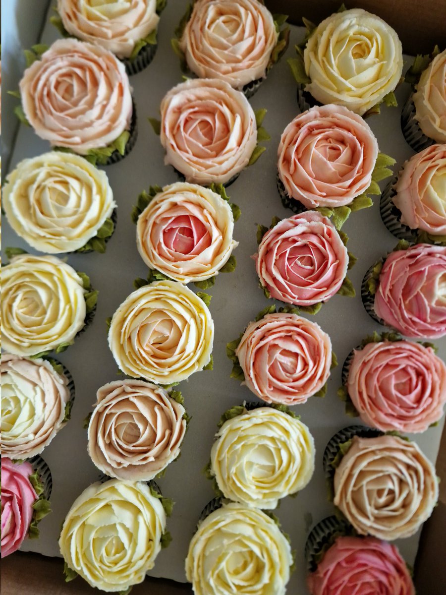 mushireland's tweet photo. #ButtercreamRoses designed for one of my lovely couples; it was a weekend of many weddings, and I'm delighted that I was a part of them all. 
#MÜSH #MUSH #mushireland #mushcupcakes #yourcupcakesspecialist #instaCupcakes #womenLedBusiness #irishfood #InstaBaker  #limerick #wedding https://t.co/dQTNXxADrK