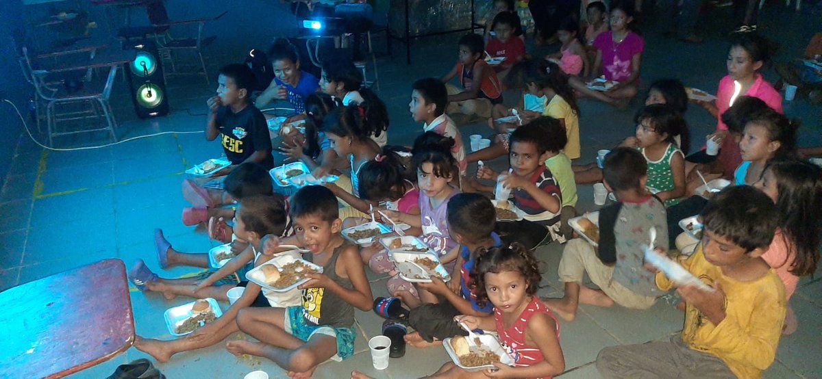 Hearts2H's tweet photo. Food and a movie for those who are living in schools due to flooding in El Progreso. Thank you Fernando and Sophia for your service and love for these sweet people!  h2h disaster relief  https://t.co/1fdcRGe4uu #weneedyou
#disasterrelief #h2h #handsandfeetofJesus https://t.co/1DYYiddbn6