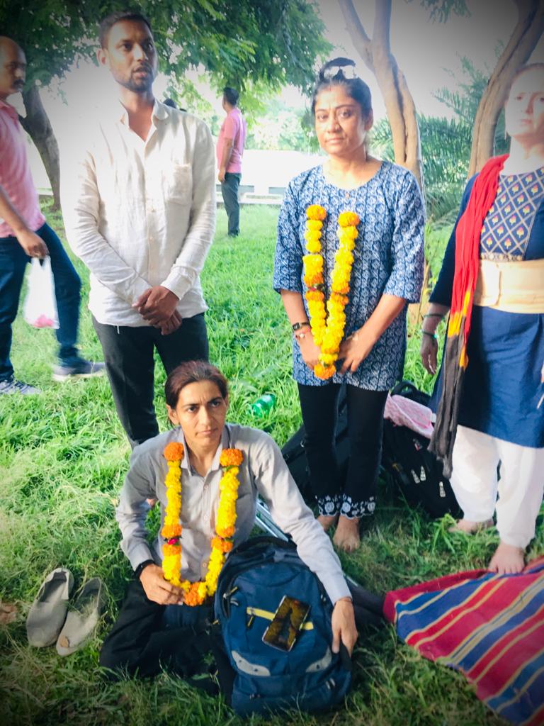 जो तूफ़ानों में पलते जा रहे हैं
वही दुनिया बदलते जा रहे ह
ये लोग लोग रोड़ पर सो रहे हैं ताकी बुढ़ापे में हम रोड़ पर न सोए।
#OnlyOPS