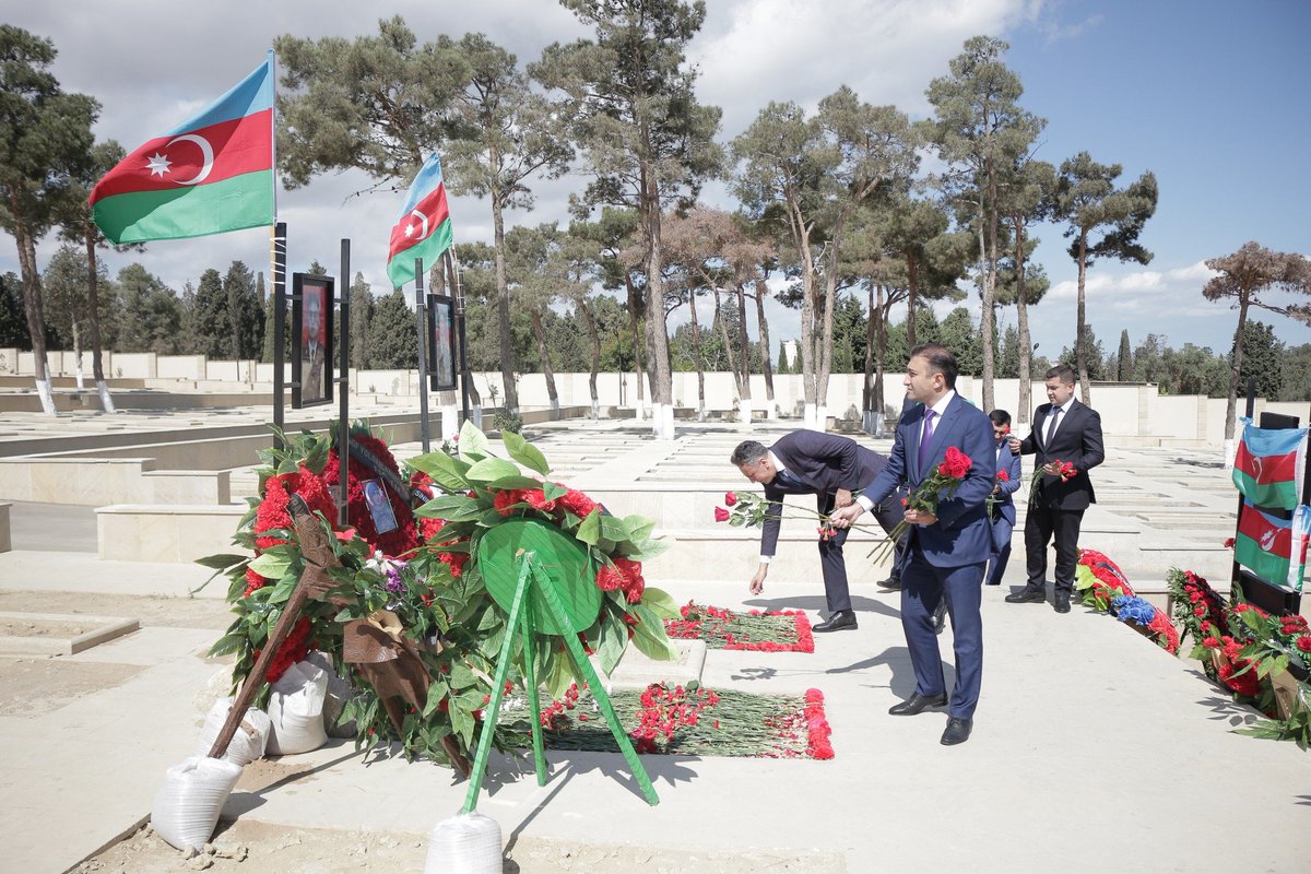 saglmmmdv's tweet photo. Əmək və Əhalinin Sosial Müdafiəsi Nazirliyinin (@sosial_gov_az) tabeliyində Dövlət Tibbi-Sosial Ekspertiza və Reabilitasiya Agentliyinin kollektivi İkinci Şəhidlər Xiyabanını ziyarət edib.
Ətraflı: https://t.co/au7fPDM2vE
#ƏƏSMN #SosialGovAz #DTSERA https://t.co/dkzhgQQWS0