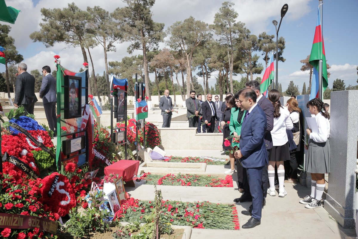 saglmmmdv's tweet photo. Əmək və Əhalinin Sosial Müdafiəsi Nazirliyinin (@sosial_gov_az) tabeliyində Dövlət Tibbi-Sosial Ekspertiza və Reabilitasiya Agentliyinin kollektivi İkinci Şəhidlər Xiyabanını ziyarət edib.
Ətraflı: https://t.co/au7fPDM2vE
#ƏƏSMN #SosialGovAz #DTSERA https://t.co/dkzhgQQWS0