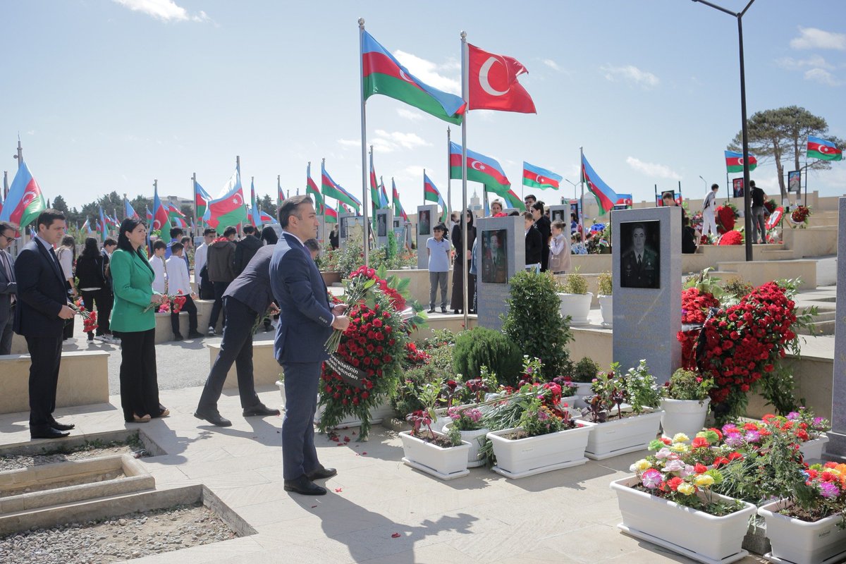 saglmmmdv's tweet photo. Əmək və Əhalinin Sosial Müdafiəsi Nazirliyinin (@sosial_gov_az) tabeliyində Dövlət Tibbi-Sosial Ekspertiza və Reabilitasiya Agentliyinin kollektivi İkinci Şəhidlər Xiyabanını ziyarət edib.
Ətraflı: https://t.co/au7fPDM2vE
#ƏƏSMN #SosialGovAz #DTSERA https://t.co/dkzhgQQWS0