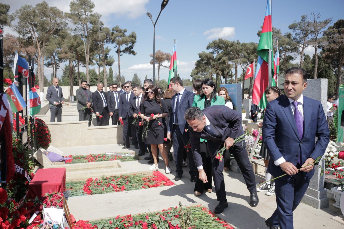 saglmmmdv's tweet photo. Əmək və Əhalinin Sosial Müdafiəsi Nazirliyinin (@sosial_gov_az) tabeliyində Dövlət Tibbi-Sosial Ekspertiza və Reabilitasiya Agentliyinin kollektivi İkinci Şəhidlər Xiyabanını ziyarət edib.
Ətraflı: https://t.co/au7fPDM2vE
#ƏƏSMN #SosialGovAz #DTSERA https://t.co/dkzhgQQWS0