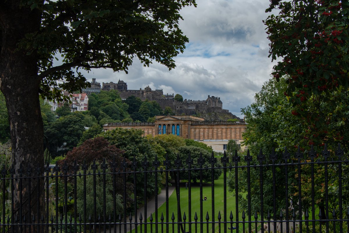 ShotsBug's tweet photo. Side view of Edinburgh Castle from Waverley Bridge @VisitScotland @ThePhotoHour @StormHour https://t.co/UTtZuNA89p
