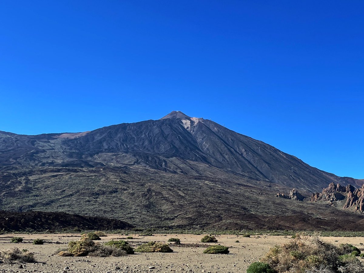 Otin5N's tweet photo. Es una dura subida y todavía nos queda mucho pero #delejos es inconfundible.
proyecto #52de2022 de @mongeleon.
#39de52
#Teide https://t.co/z9diRlbcNA