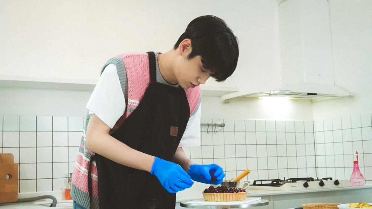 filmsoftxt's tweet photo. baking with soobin 🐰🧁👨‍🍳 https://t.co/FVDEQVgYJ4