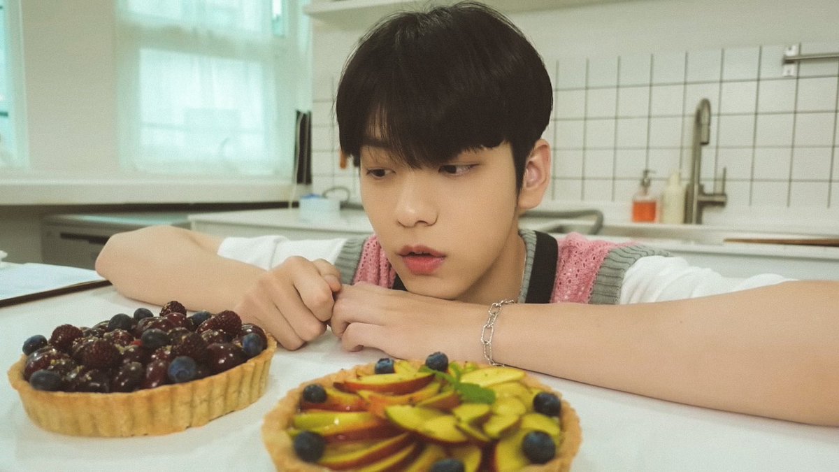 filmsoftxt's tweet photo. baking with soobin 🐰🧁👨‍🍳 https://t.co/FVDEQVgYJ4