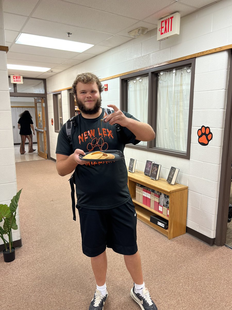 CoachLewisNL's tweet photo. Friday Night the HAWGS did not give up a sack and had 0 penalties! So you know I had to get them some pancakes! https://t.co/QZPfFhITBG