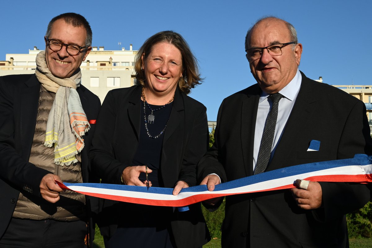 stephane_pallez's tweet photo. Deux nouveaux terrains #GagnerDuTerrain inaugurés à #Montargis et #LeLude !
2⃣objectifs :
- Renforcer notre engagement #SportPourTous
- Construire un héritage collectif avec @Paris2024 et @agence_du_sport en finançant 50 terrains de #sport de #proximité à horizon #Paris2024. https://t.co/XLPjoc52B0