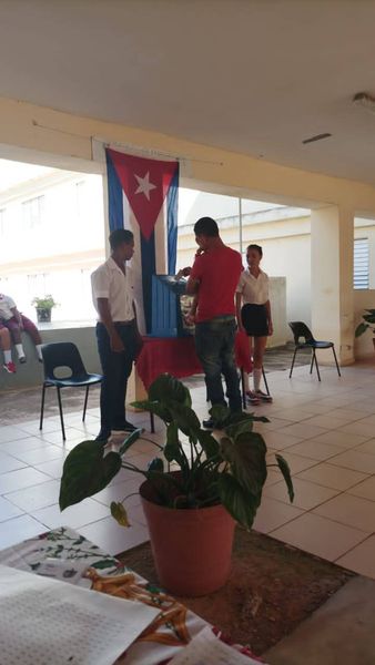 1Vicerrectora's tweet photo. Profesores y estudiantes de la @universidad_um participaron en los colegios electorales https://t.co/Fdxm2nlQ7f