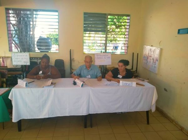 1Vicerrectora's tweet photo. Profesores y estudiantes de la @universidad_um participaron en los colegios electorales https://t.co/Fdxm2nlQ7f
